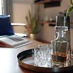Tom\'S Bachelor Pad