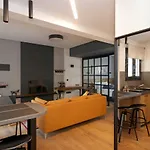 Tom\'S Bachelor Pad