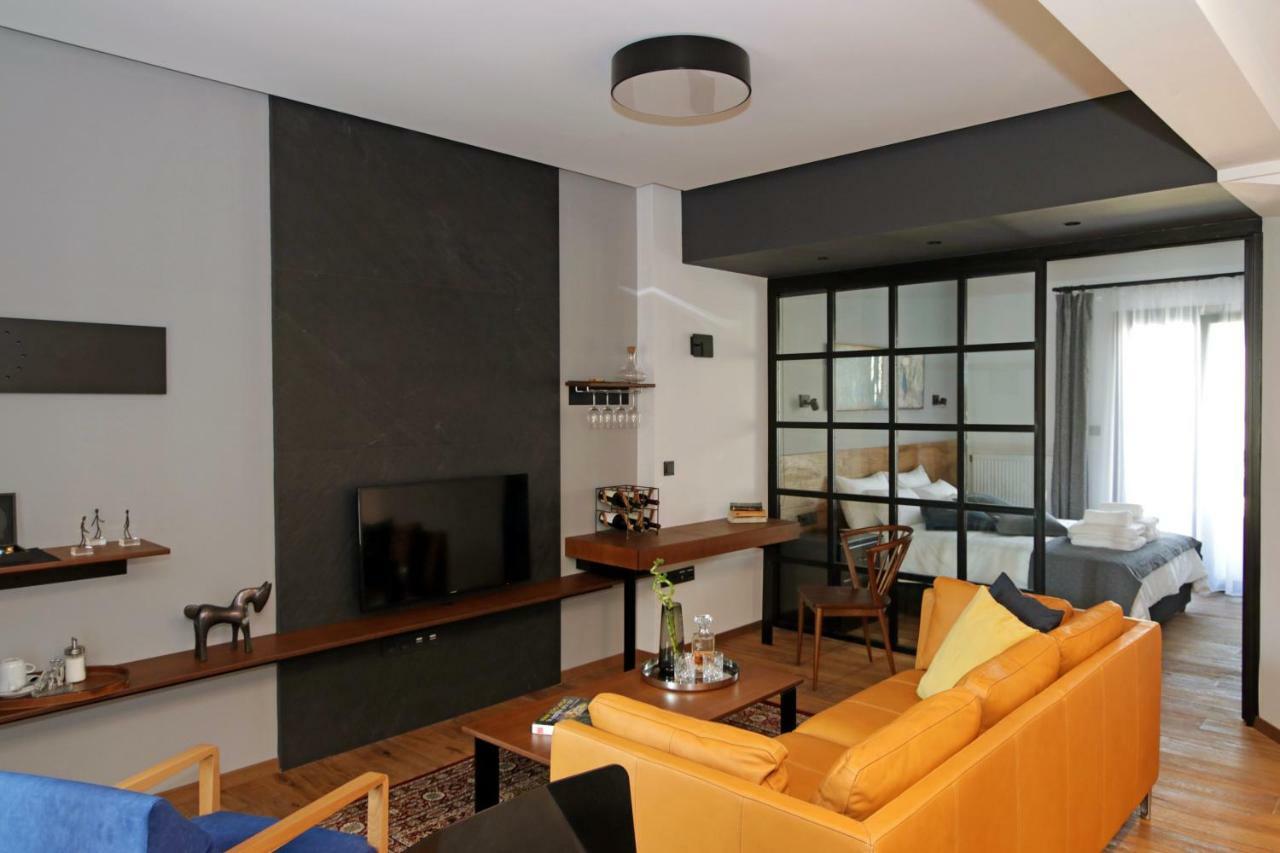 Tom's Bachelor Pad Apartment *